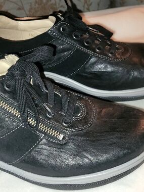 Women's Black Leather Zip-Accent Casual Sneakers